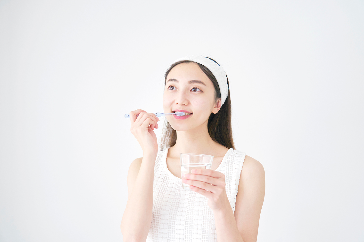 画像：歯磨きをする女性